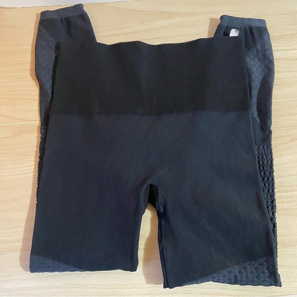 SPANX Seamless Moto Leggings Tights Biker Casual Body-Shaper Size Large Textured - Picture 3 of 8